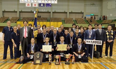 優勝・九州学院高校（熊本） 重黒木祐介（２年）、深水皓斗（２年）、小川大輝（２年）、池内暢斗（２年）、渡邊龍真（２年）福田敏樹（２年）、岩間功樹（１年）。監督＝米田敏郎