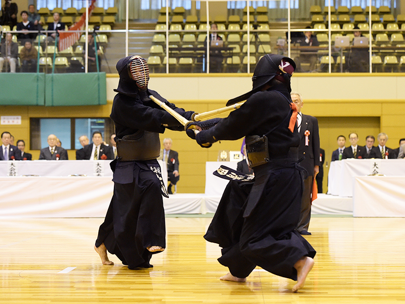 平成29年の全日本選抜八段優勝大会、突きを決める