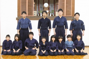 東レ滋賀剣道部の道場「明道館」では部員たちが少年指導に携わっている。