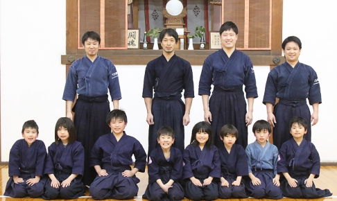 東レ滋賀剣道部の道場「明道館」では部員たちが少年指導に携わっている。