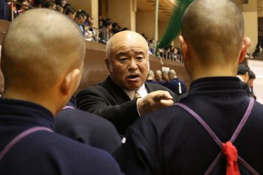 第1回の全国高校選抜大会(平成4年)で優勝を果たし、インターハイでは2位1回、3位5回と数多くの入賞を果たしてきた兵庫県の育英高校。昭和54年に赴任した飯田良平監督は平成30年で40年目のシーズンを迎えると同時に、退職の年齢を迎える。 昭和54年に赴任した飯田良平監督は平成30年で40年目のシーズンを迎えると同時に、退職の年齢を迎える。