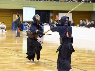 準決勝 九州学院(熊本)×敬徳(佐賀)
【大将】重黒木 コメ― 小川
先鋒から副将まで引き分けが続く緊迫した展開。小川は準々決勝でキレのある動きで大将戦と代表戦を制していたが、重黒木がコテに跳び込み先制、まだ時間はあったが重黒木がさらにメンを決めて決着をつけた 重黒木がコテに跳び込み先制