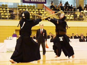 勝負の行方が分からなくなったのもつかの間、再び相メンとなると、またも恩田が打ち勝った。全日本選手権6回優勝、今大会2回優勝を果たしている宮崎が持てる力を出し切ったが、恩田がその上をいった、見ごたえのある戦いだった。 勝負の行方が分からなくなったのもつかの間、再び相メンとなると、またも恩田が打ち勝った