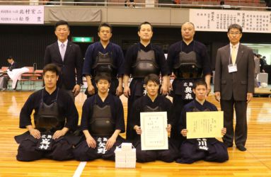 3位・広島県
先鋒=川﨑陽也(沼田高校)、次鋒=福居義久(国士舘大学)、五将=矢野孔明(広島拘置所)、中堅=嶌村高志(呉港高校教員)、三将=山本隆裕(広島県警察)、副将=福岡伸二(広島拘置所)、大将=奥森貞雄(広島拘置所) 3位・広島県
