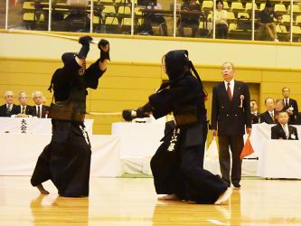 準々決勝 江藤善久(大阪)ド─ 湯澤寛(秋田))
するすると勝ち上がってきた印象の江藤に対し、力の限りを尽くして勝負を挑んできた印象の湯澤。江藤が剣先の攻めで前に攻め込むが打突にまではつながらず、時折繰り出す湯澤のメンが目立つ展開で試合が進んだ。そして延長に入り、江藤が一転して逆ドウを繰り出し試合を決めた。 延長に入り、江藤が一転して逆ドウを繰り出し試合を決めた。