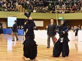 3回戦 九州学院(熊本)×磐田東(静岡)
【大将】重黒木 コメ─ 野瀬
九州学院にとって最初の関門となると思われた磐田東戦。磐田東の先鋒千葉が一本勝ちを収めたあとは試合が動かず0─1で大将戦となる。重黒木は野瀬が技の打ち終わったところにねじ込むようにコテを決め追いつくと、残り数秒になってひきメンを決め、一気に逆転を果たした 残り数秒になってひきメンを決め一気に逆転を果たした