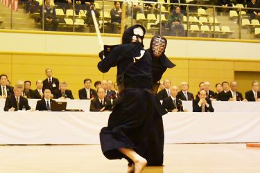 2回戦 宮崎正裕(神奈川)ココ─メ 新屋誠(大阪)<br/>
序盤から宮崎が早いテンポで攻め、新屋はなんとかついていっている印象。試合時間半ばで新屋の出ばなに宮崎がコテを決める。その後、新屋は場外反則を犯すなど敗色濃厚だったが、残り時間が少なくなったところでメンを返し、場内を沸かせた。だが、勝負となって間もなく、宮崎が再び切れ味鋭いコテを決めた。 勝負となって間もなく、宮崎が再び切れ味鋭いコテを決めた