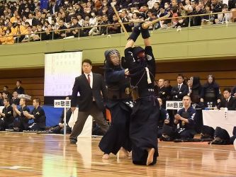 3回戦 奈良大附属(奈良)×高千穂(宮崎)
【大将】根本 コメ─ 谷口
昨夏のインターハイ覇者高千穂に対し、奈良大附属が中堅林の一本勝ちで1─0とリード。根本は谷口の出ばなにコテを決め先制すると、二本目開始と同時に放った谷口のツキがはずれたところにひきメンを決めて突き放した 谷口の出ばなにコテを決め先制