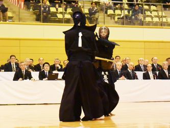 2回戦 恩田浩一(東京)メ─ 平野誠司(徳島)
序盤、恩田のメンには平野が剣先を相手の前面につけて防ぐ。平野も攻めるがなかなか打ち切れない。中盤平野のメンと恩田の出ゴテの打ち合いもともに惜しかった。結局残り2分ほどのところで平野が相手の竹刀を払うところで逆に恩田が中心を取り、見事なメンを決めた。そのまま恩田が一本勝ちを収める。 結局残り2分ほどのところで平野が相手の竹刀を払うところで逆に恩田が中心を取り、見事なメンを決めた