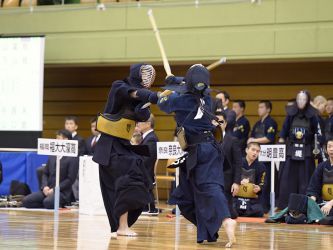 【代表】松澤 メ─ 武蔵
上位進出が予想された両校が3回戦で対戦。互いにポイントを取り合う好勝負となり、次鋒板井、副将武蔵の勝利で常に明豊が先手を取るも、育英が中堅榊原、大将松澤の勝利で追いつく。代表戦は開始1分で松澤がメンの連打で決めた 開始1分で松澤がメンの連打で決めた