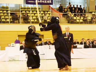 2回戦 笠谷浩一(大分)ド─ 石川薫(京都)
序盤から笠谷の技が目立ち、石川は1回戦よりも技が出ない印象。後半になって石川がメンを出すも不発。笠谷は表を攻めて裏からメンなど惜しい技を見せる。時間が残り少なくなったところで、石川がメンに行くと、笠谷が教科書にあるような前で返しての見事なドウにさばいた。 時間が残り少なくなったところで、石川がメンに行くと、笠谷が教科書にあるような前で返しての見事なドウにさばいた