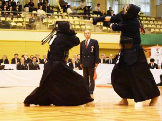 2回戦 石田利也(東京)コ─ 稲富政博(佐賀)
試合が中盤に差し掛かるあたりで、稲富が石田のコテを狙っていくと、それを返して石田がメンを決める。石田の振りの速さに場内がどよめいた。稲富も終始メンやコテなどを打ち切り小気味の良い剣道を見せるも、あとわずかで一本にならなかった印象。 試合が中盤に差し掛かるあたりで、稲富が石田のコテを狙っていくと、それを返して石田がメンを決める