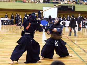 2回戦 福大大濠(福岡)×水戸葵陵(茨城)
【大将】木島 ─ド 岩部
2回戦で最も注目された好カード。福大大濠の次鋒池田がメンを二本決め勝利。この二本勝ちが水戸葵陵に重くのしかかる。大将岩部は焦ることなく攻めたが残り30秒を切って逆ドウで一本を奪うのが精一杯。そのまま時間切れとなり福大大濠が制した 大将岩部は焦ることなく攻めたが残り30秒を切って逆ドウで一本を奪うのが精一杯