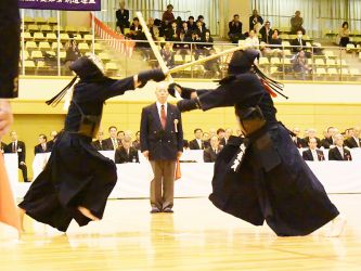 1回戦 宮崎正裕(神奈川)メ─ 佐賀豊(北海道)
序盤宮崎に惜しいメンがあり、その後で佐賀もメンで宮崎を脅かす。その後は両者ともに充分な打突がない印象で、試合は延長に入る。延長に入って二合目、佐賀の出ばなに宮崎が鋭くメンを決めた。 延長に入って二合目、佐賀の出ばなに宮崎が鋭くメンを決めた