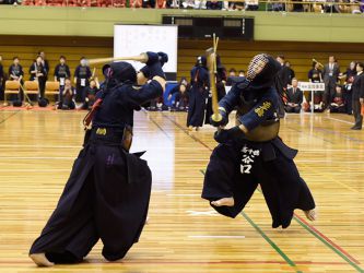 1回戦 高千穂(宮崎)×翔凛(千葉)
【大将】谷口 メコ─ 高瀬
名将所正孝監督率いる翔凛が初出場。先鋒戦で二本負けを喫するも中堅遠藤が競り勝ち、大将高瀬がメンを先取してそのまま終われば勝利というところまで高千穂を追い詰める。しかし谷口はメンを返すと、しばらくあってコテを決め、逆転でチームに勝利をもたらした しばらくあってコテを決め逆転でチームに勝利をもたらした