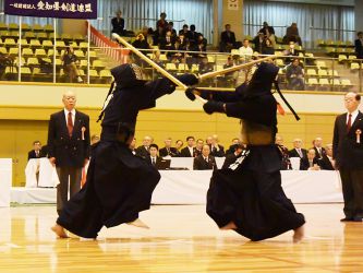 1回戦 恩田浩司(東京)メメ─ 佐伯浩美(宮崎)
佐伯は立ち上がりから気迫を前面に出して戦い、コテなどで恩田を攻める。恩田もコテを見せるなどしていたが、後半になって恩田が遠間から大きくメンに跳び込み先制する。佐伯は出小手を狙ったが追い込まれた体勢になった。二本目となり、恩田が今度はコテからメンに渡って決めた。 二本目となり、恩田が今度はコテからメンに渡って決めた