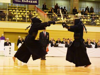 1回戦 平野誠司(徳島)コメ─ 長谷川弘一(福島)
まだ序盤のうちに、長谷川の手元が上がるところに平野がきれいにコテを打ち込んで先制。その後、長谷川も工夫のある攻めを見せるが、動きに余裕が感じられる平野はツキなども繰り出すと、長谷川の居ついたところにメンに跳び込み、二本目を奪った。 動きに余裕が感じられる平野はツキなども繰り出すと、長谷川の居ついたところにメンに跳び込み、二本目を奪った