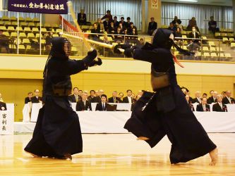1回戦 石川薫(京都)メ─ 大城戸功(愛媛)
石川は立ち上がりからメンを二本、三本と打ち切り攻勢に出る。すると今度は大城戸が石川のメンをドウに返す。重みのある竹刀さばきを見せる静の大城戸に対し、動の石川が攻める展開が続き、さらに石川がメンに跳ぶと大城戸は竹刀で防ごうとするも一本となった。大城戸は終盤にも惜しい返しドウ見せるが決まらず、1回戦で姿を消した。 。重みのある竹刀さばきを見せる静の大城戸に対し、動の石川が攻める展開が続き、さらに石川がメンに跳ぶと大城戸は竹刀で防ごうとするも一本となった