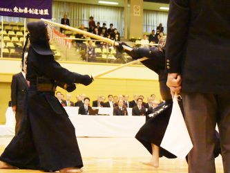 1回戦 笠谷浩一(大分)メ─ 大澤規男(埼玉)
それまでともに打ち切れない展開だったが、中盤、笠谷が遠い間合から大きく入ってメンに跳び込み、一本を奪う。大澤はコテなどで反撃するも、その技が外れたところに笠谷がメンを打ち込みさらに大澤を脅かす。跳び込みドウなども見せた大澤だが笠谷を最後まで捉えきれなかった。 笠谷が遠い間合から大きく入ってメンに跳び込み、一本を奪う