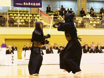 1回戦 宮戸信之(和歌山)コメ─コ 西川清紀(東京)
西川が出ようとするところ、手元は上がっていなかったが宮戸が巧みにコテを打ち込んで先制すると、さほど時間をおかずに西川も出ゴテを返して一本一本とする。最後は西川のコテが決まらなかったところに、宮戸ががら空きとなったメンを痛打した。 最後は西川のコテが決まらなかったところに、宮戸ががら空きとなったメンを痛打した