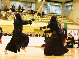 1回戦 山本雅彦(大阪)ココ─ 栄花英幸(北海道) 初太刀、栄花が出るところに山本が上段から諸手でコテを決め先制する。二本目となり、その山本のコテを抜いて栄花が片手メンを放ったが旗は上がらず、続いて栄花が出るところに山本が同じように諸手でコテを決めた。 続いて栄花が出るところに山本が同じように諸手でコテを決めた
