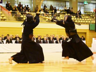1回戦 稲富政博(佐賀)メ─ 大河内鉄彦(愛知)
この大会で優勝経験のある稲富がコテや片手ヅキ、片手メンなど多彩な技で攻めれば、大河内は時折大技のメンを繰り出す。両者対照的で興味深い勝負となったが、延長に入って間もなく、稲富のメンを大河内が返してドウ、これは両者一本とならず大河内が抜けたところに稲富が打ったメンが決まり技となった。 延長に入って間もなく、稲富のメン