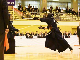 1回戦 清水新二(熊本)ツ─ 清野忍(山梨)
初出場の清野は一度大きなメンを見せ、跳び込みドウなども放つが、本大会でも経験豊かな清水が相手の技を封じ、機会を待っていた印象。終了近くなったところで清水が意表をつく片手ヅキを放ち一本を奪った。 終了近くなったところで清水が意表をつく片手ヅキを放ち一本を奪った