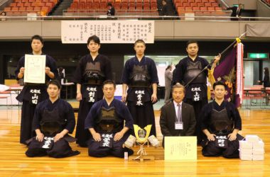 優勝・北海道
先鋒=青木一真(東海大札幌高校)、次鋒=山田凌平(明治大学)、五将=對馬良祐(会社員)、中堅=上村章太郎(北海高校教員)、三将=安藤翔(北海道警察)、副将=野口尊(刑務官)、大将=栄花直輝(北海道警察) 優勝を果たした北海道チーム