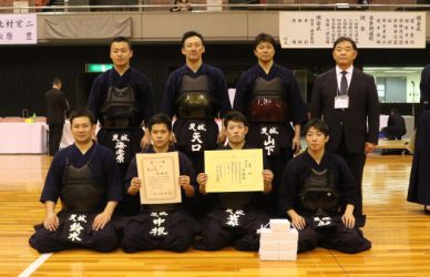 2位・茨城県
先鋒=岩部光(水戸葵陵高校)、次鋒=中根悠也(流通経済大学)、五将=山下和真(非常勤講師)、中堅=鈴木規仁(土浦湖北高校教員)、三将=海老原秀則(茨城県警察)、副将=矢口二三也(東京拘置所)、大将=山下克久(教員) 2位となった茨城県チーム