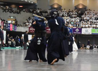 3回戦 桑野こゆき(日体大2年)メ― 西口真琴(法政大2年)
ともに強豪チームで2年生のときから大将を務めた両者。西口(守谷高校出身)はインターハイ個人2位で、昨年の全日本学生個人で3位の実績を持つ。優勝した相馬と同じ阿蘇中央高校の桑野は同3位の実績がある。この対戦は西口(守谷高校出身)が足を傷めたところからの再開からコテに行くと、決まらなかったところに桑野がメンを打ち下ろした。 3回戦 桑野こゆき(日体大2年)×西口真琴(法政大2年)