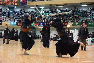 5回戦 児嶋博文(駒澤大1年)メメ─ 佐子裕一郎(一橋大4年)
強豪校の選手を破って5回戦に駒を進めた佐子が上段からメンを打ち下ろすところに、1年生の児嶋がメンを浴びせて先制。児嶋はさらにメンを決めた。 風間がメンに行ったところを千田がきれいにドウに返す
