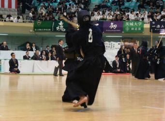 星子が福居の手元が上がるところにコテを決5回戦 星子啓太(筑波大2年)コ─ 福居(国士舘大3年)
同じ2年生との対戦が続いたが、ここからは上級生の強豪選手との対戦が続いた。試合終盤になって、星子が福居の手元が上がるところにコテを決めた(写真・背中が星子)。めた 星子が福居の手元が上がるところにコテを決めた