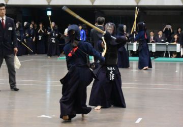 5回戦 井手璃華子(国士舘大4年)コ― 大津ももか(筑波大1年)
中村学園女子高校でインターハイ団体優勝を果たした1年生の大津。3勝をあげて井手に挑んだが、終始キレのある技を見せていた井手が、延長になって大津が手元を上げてよけるところにコテを決めた。 井手璃華子(国士舘大4年)×大津ももか(筑波大1年)