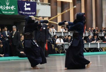 1回戦 小松加奈(明治大2年)メ― 太田麻友(早稲田大3年
)小松の1回戦は強豪との対戦となった。太田がのびのび戦っている印象で小松はなかなか大きな技が出ない。太田にも決め手がなく長い延長を戦ったが、最後は小松がひきメンを決めた。 1回戦 小松加奈(明治大2年)×太田麻友(早稲田大3年)