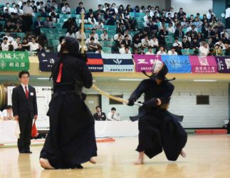 長い試合となった。序盤からコテ、メンなど積極的に攻めた星子に対し中西はじっくりと構え、時々大技を繰り出すという展開。延長になって星子のコテやひきメンが中西を脅かし、中西がメンに行くと星子がドウ。そのあとには逆に星子のメンに中西がドウに返す場面もあった。結局、中西の手元が上がるところを巧みにとらえ星子がコテを決めた 中西の手元が上がるところを巧みにとらえ星子がコテを決めた