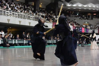 6回戦 川崎沙月(国士舘大4年)メコ― 浅野茉莉亜(中央大2年)
東奥義塾高校時代、同僚の小松(明大)とインターハイ決勝を争った浅野(2年)。地力を発揮しここまで勝ち進んできたが、ここは川崎がメンを決めたあと、浅野が取り返しに来るところに出ゴテを決め、川崎が完勝した。 川崎沙月(国士舘大4年)×浅野茉莉亜(中央大2年)