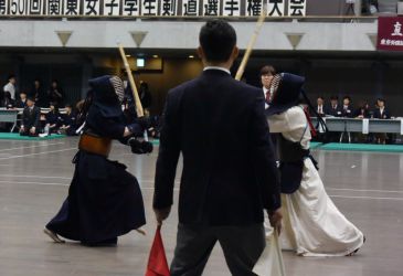 準々決勝 相馬紀香(日体大2年)コ─ 山口眞幸(東海大3年)
長身の山口(東海大3年・和歌山東高校出身)に対し、相馬はなかなか打ち切った技を出す機会がつくれなかったが、延長に入ってほどなく、山口が出るところをタイミングよくコテにとらえた(写真は打突の直前)。 準々決勝 相馬紀香(日体大2年)コ─ 山口眞幸(東海大3年)