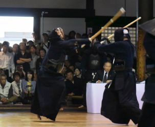 ここ数年来の八段大会での強さが光る船津教士。トーナメントの大会では光ってもこの武徳殿での立合では精彩を欠く剣士がいる。またその逆もいる。しかし船津教士は両方の舞台で魅せてくれる。立合後半、コテ技に定評のある香田教士が積極的に攻めたが、その技が一瞬途切れた隙を船津教士は見逃さず、電光石火のメン技を決めた 立合後半、コテ技に定評のある香田教士が積極的に攻めたが、その技が一瞬途切れた隙を船津教士は見逃さず、電光石火のメン技を決めた