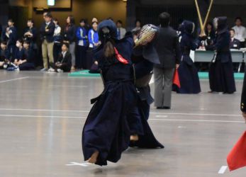 7回戦 相馬紀香(日体大2年)メ― 中澤祐貴(早稲田大3年)
早大は3年生の中澤(伊奈学園総合高校出身)がただ1人ベスト16に駒を進めた。しかし中盤に相馬が思い切りよく放ったメンが一本と判定され、そのまま相馬が一本勝ちを収めた。 相馬紀香(日体大2年)メ― 中澤祐貴(早稲田大3年)