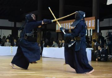 範士の部となって最初の立合。立ち上がりから間もなく大城戸範士が、西川範士の出ばなにメンを放つ。心地よい打突音が響き、観客からどよめきが起こった。開始早々のこの一打は強烈に印象に残り、後半西川範士もメン技などで反撃するが、最後まで大城戸範士が立合を制している印象が消えることはなかった。 立ち上がりから間もなく大城戸範士が、西川範士の出ばなにメンを放つ