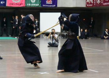 準々決勝 小松加奈(明治大2年)コ─ 藤﨑薫子(明治大3年)
明治大学勢同士の準々決勝となった。藤﨑(3年・島原高校出身)、小松ともによく打ち切ってはいるのだがなかなか決まり技は生まれず延長に入った。時間内には小松が、延長では藤﨑がツキ技を見せるなど、気迫を前に出して戦う。延長が長くなり藤﨑に惜しい技が増えてきたと思われたそのとき、小松がひきゴテを放ち一本を奪った。 準々決勝 小松加奈(明治大2年)コ─ 藤﨑薫子(明治大3年)