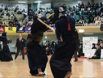 5回戦 岩切勇樹(国際武道大4年)メメ─メ 髙橋怜央(帝京大4年)
岩切がひきドウを打ったところを追って髙橋がメンを決め先制。しかし岩切は一瞬の隙をとらえメンに跳んで追いつくと、延長に入って髙橋が場外反則を犯した後の再開からメンに跳び込み、逆転勝利