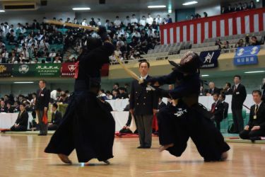 安井奎祐(早稲田大4年)コ─ 岩切勇樹(国際武道大4年)
試合が進むにつれ、徐々に慎重になっていったように見えた安井。岩切がメンなどを打ち切る場面が目立つようになったと思われたそのとき、岩切が竹刀を振り上げたところを安井がきれいにコテにとらえた。