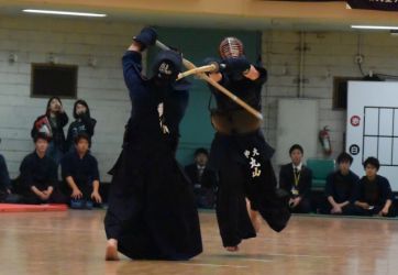 丸山大輔(中央大3年)ツ─ 中根悠也(流通経済大4年)
立ち上がりから丸山が仕掛ける。中根も持ち味の粘り強い戦いぶりで試合は延長に。中根が仕掛けようとしたところで竹刀を落として反則となると、その再開から丸山が諸手突きを放ち、これが決勝打となった。