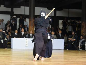 場内からどよめきが起こった。百戦錬磨の島野範士はあわてる様子もなく、徐々に主導権を取り返す。福本範士の出るところにメンを合わせ、さらにコテなどを放ち、後半は島野範士の技が要所で光った。しかし福本範士は年齢を感じさせない手数の多い剣道で島野範士を脅かし、最後まで気迫をみなぎらせて戦う。時間となり「止め」がかかっても連打を続け観客を沸かせた。 百戦錬磨の島野範士はあわてる様子もなく、徐々に主導権を取り返す。福本範士の出るところにメンを合わせ