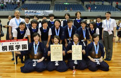 3位・桐蔭学園(神奈川)|三森淑惠(3年)、上田藍(3年)、上甲怜奈(3年)、渡部日向子(3年)、桜井陽奈子(3年)、横井怜子(3年)、北原美里(2年)、監督=月岡陽輔