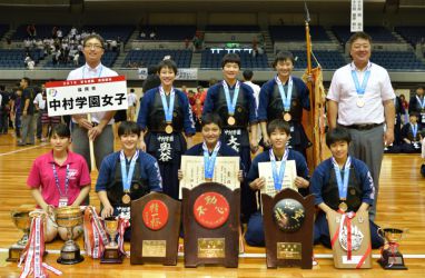 女子団体優勝・中村学園女子(福岡)|奥谷茉子(2年)、大嶋友莉亜(2年)、笠日向子(1年)、諸岡温子(3年)、妹尾舞香(3年)、津野愛梨(2年)、坂元麗華(3年)。監督=岩城規彦