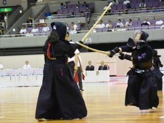 トーナメント1回戦、東奥義塾×札幌日大【副将】森永×福田|森永がコテを先取(写真)、さらにメンを決めて試合を終わらせた