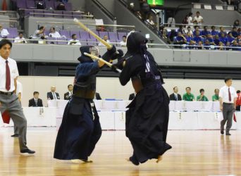 準々決勝、中村学園女子×阿蘇中央【次鋒】久保×大嶋|上段の久保がコテを二本決め(写真は一本目)、リードを奪う