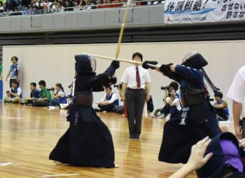 準々決勝、中村学園女子×阿蘇中央【大将】妹尾×海津|同点で迎えた大将戦では、妹尾がメン二本をまたたく間に連取した(写真は一本目)